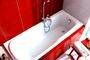 Яркий дизайн ванной комнаты: красная ванная комната, мебель и плитка красная для ванной комнаты